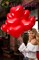 Облако из воздушных шаров красных сердец - фото 9338